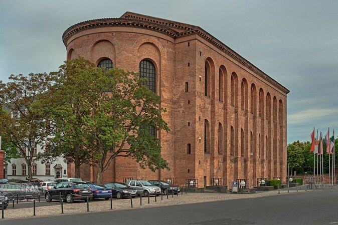 amazed by the size of the Konstantin-Basilika