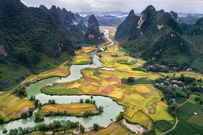 a river flowing through Vietnam´s countryside