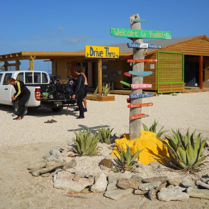 Cliff: one of the best dive sites in Bonaire Divers gearing up at Cliff dive site