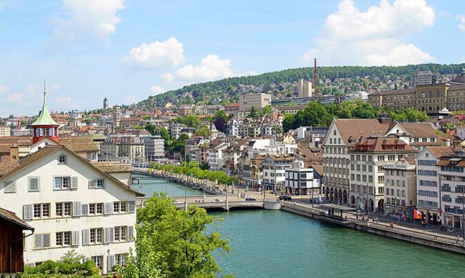 A complete travel guide to Zürich: Lindenhof Hill Lindenhof Hill