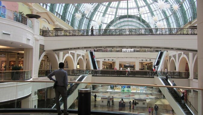 Things to do in Dubai: visit Dubai Mall Things to do in Dubai: visit Dubai Mall