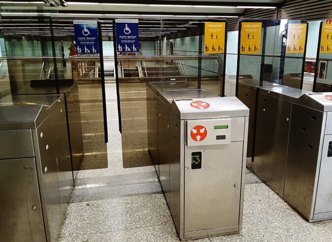 how to travel with a suitcase on the Valencia metro