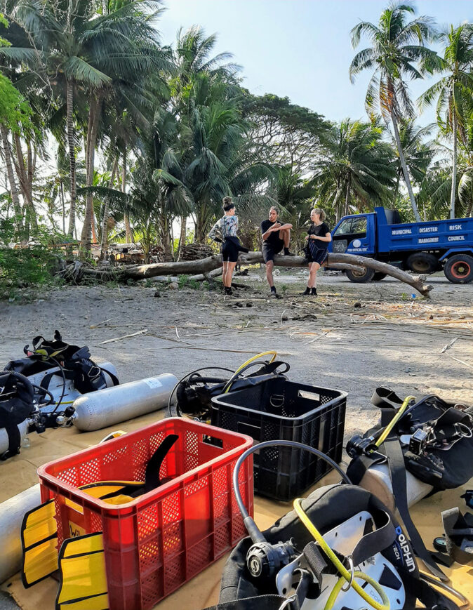 briefing before a dive briefing before a dive