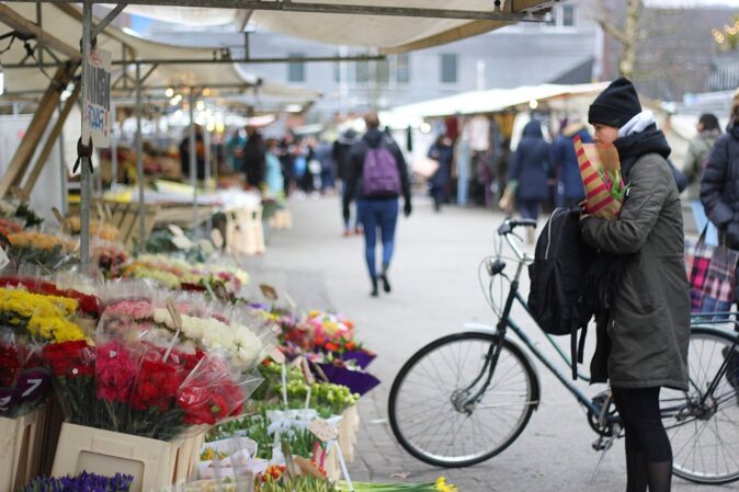 life in Rotterdam girl buying flowers in Rotterdam