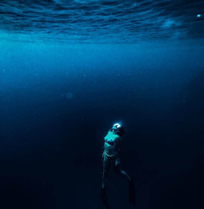 freediving in Miami a woman freediving