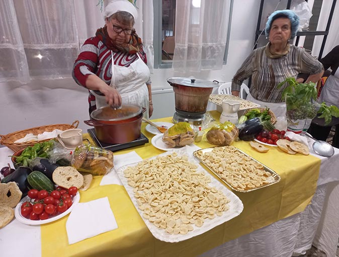 2 old ladies cooking pasta