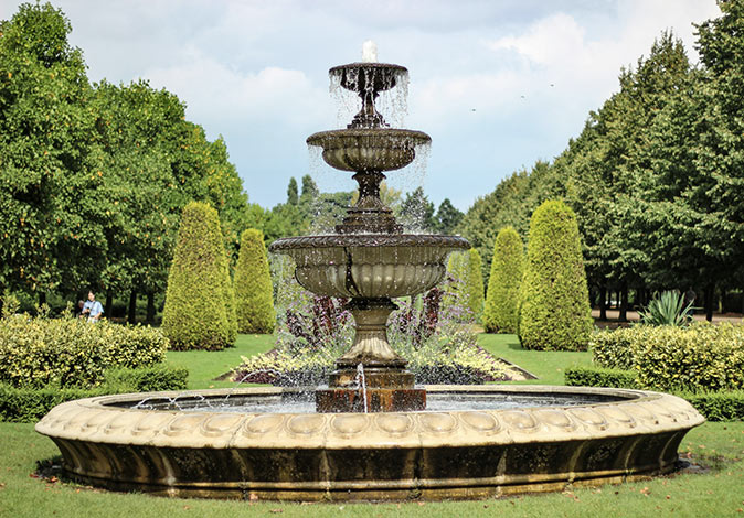 Regent's Park, a great place to visit when spending a day in Camden a round fountain surrounded by a landscaped garden