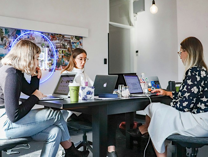 What you should know about internet in Australia 3 women sitting at a table working on their laptops