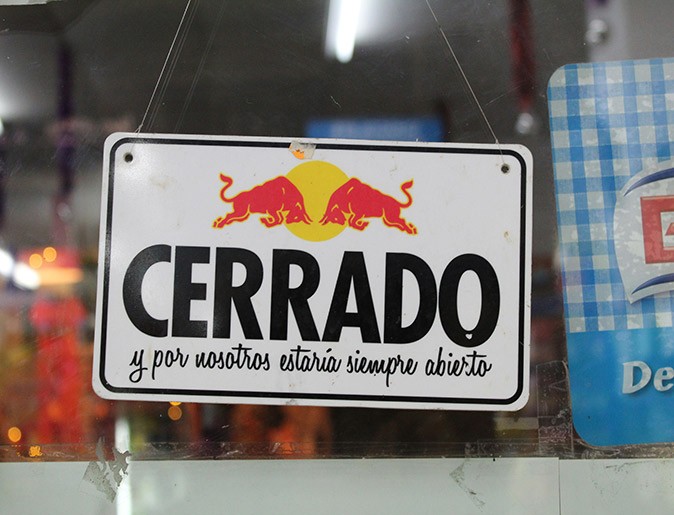 Opening hours and days of Spanish shops can be confusing A sign with the Red Bull logo and the text "CERRADO"