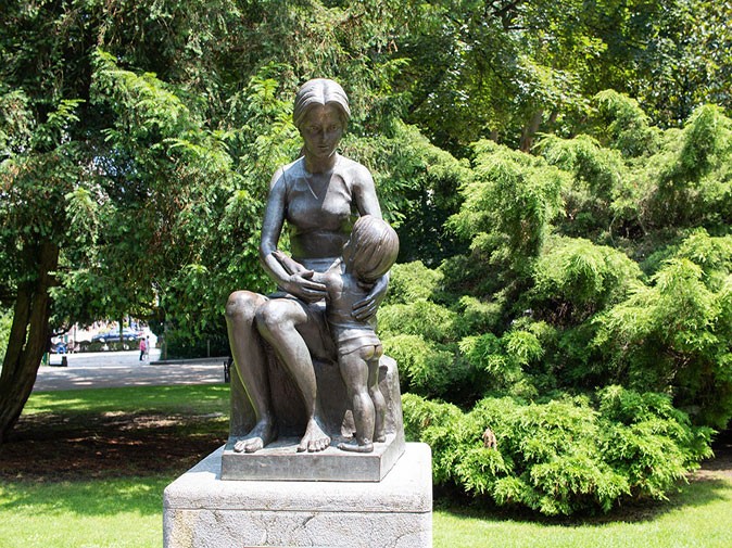 One of the parks in Oviedo A bronze statue of a woman and a child, placed in a park