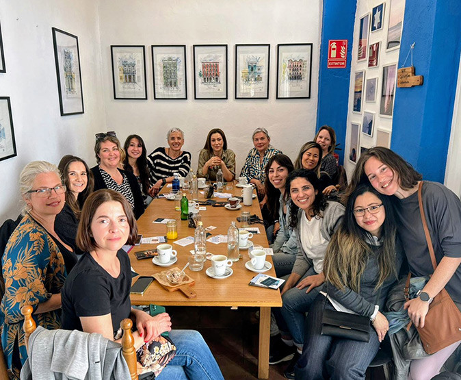 how to meet people in Valencia A group picture of 14 women around a table in a cafe in Valencia